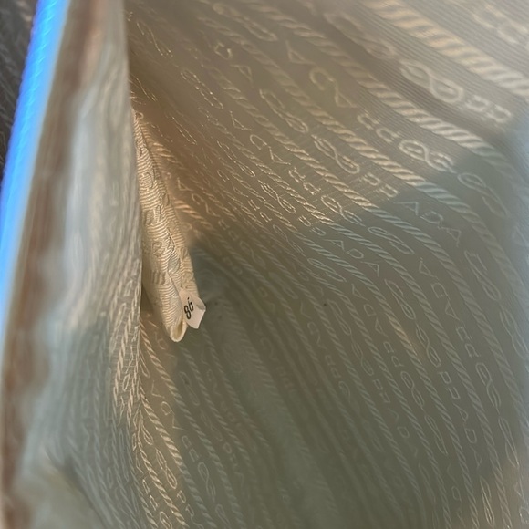 Prada
Vintage Re-Edition 1995 Handbag in White - Picture 7 of 8